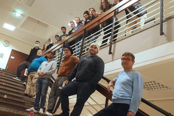 Ein Foto vom Schulleiter Michael Storz und einigen Schülern auf der Treppe im Oberstufentrakt des Oken-Gymnasiums.